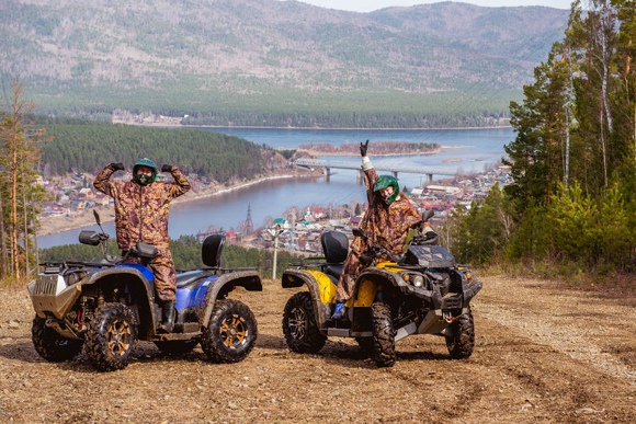 Катание на квадроциклах в Красноярске. Сервис Ultra Подарки. Подарочный сертификат на катание на квадроциклах в Красноярске. Закажите катание на квадроциклах недорого и наслаждайтесь активным отдыхом с друзьями. Выбирайте живописные маршруты для езды на квадроциклах. Сервис UltraPodarki.ru 8800-505-9530. Катание на квадроциклах, Прокат квадроциклов, езда на квадроцикле, прокат квадроциклов Красноярск, катание на квадроциклах Красноярск, Катание на квадроциклах зимой, Катание на квадроциклах летом, Сертификат на катание на квадроциклах 

