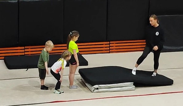  Батутный центр в Красноярске. Сервис Ultra Подарки. Купить подарочный сертификат в батутный центр, попробуйте прыжки на батуте в Красноярске. Сервис UltraPodarki.ru 8 (800) 555 95-30.. Батутный центр , батутный центр, батутный центр цены, батутный центр в Красноярске,  батутный парк, батут прыгать, прыжки +на батуте, батут Красноярск, батут спорт