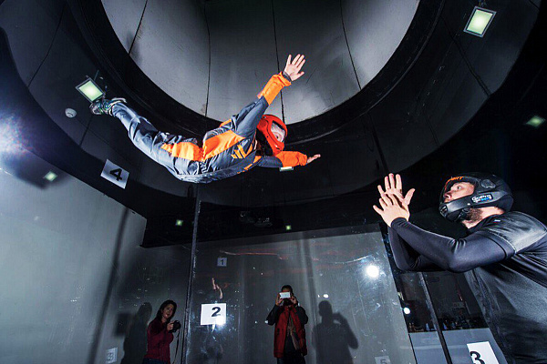 Полёт в аэротрубе  в Красноярске. Ultra Подарки. Полёт в аэротрубе  в Красноярске. Попробуйте полёт в аэротрубе . Сервис: UltraPodarki.ru 8 800 505 95 30. Полёт в аэротрубе , аэротруба Красноярск, полёт Красноярск