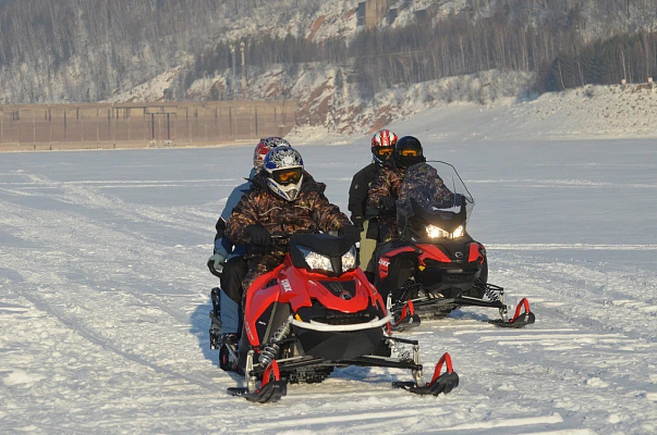 Катание на снегоходах в Красноярске в подарок. Сервис Ultra Подарки
. Подарочный сертификат на катание на снегоходах в Красноярске с друзьями. Закажите прокат снегоходов в подарок для мужчины по привлекательным ценам. Живописные маршруты для езды на снегоходах это отличная возможность активного отдыха. Сервис UltraPodarki.ru 8 800 505 95 30. катание на снегоходах, подарочный сертификат на катание на снегоходе, прокат снегоходов, прокат снегоходов Красноярск, катание на снегоходах Красноярск, езда на снегоходе
