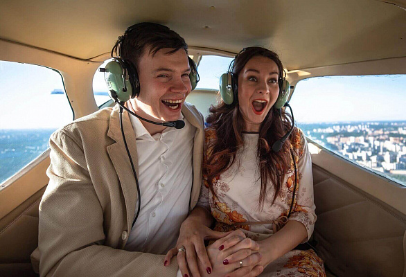 Развлекательный полёт на самолёте. Подарочные сертификаты Ultra Подарки Красноярск. Купить оригинальный подарок или подарочный сертификат на Развлекательный полёт на самолёте. Сервис UltraPodarki.ru Красноярск 8 800 505 95 30. 