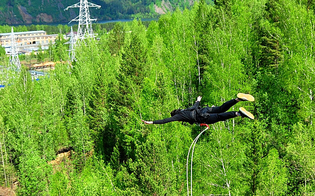 Роупджампинг - прыжки с верёвкой в Красноярске. Подарочные сертификаты Ultra Подарки. Роупджампинг в Красноярске - Экстремальный оригинальный подарок или подарочный сертификат на Роупджампинг - прыжки с верёвкой. Сервис UltraPodarki.ru 8-800-505-95-30. роупджампинг Красноярск, прыжок веревка Красноярск, роупджампинг, прыжок веревка, прыжок с веревкой, Подарок, подарочный сертификат, экстрим, экстремальный подарок