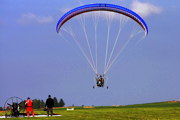 Полёт с инструктором на параплане в Красноярске. Ultra Подарки. Полёт с инструктором на параплане в Красноярске. Попробуйте полёт на двухместном параплане над столицей. Сервис: UltraPodarki.ru 8 800 505 95 30. Полёт на параплане, полёт на параплане Красноярск, полёт с инструктором на параплане Красноярск, полёт с инструктором на параплане, параплан Красноярск, параплан, парапланеризм Красноярск, купить параплан Красноярск