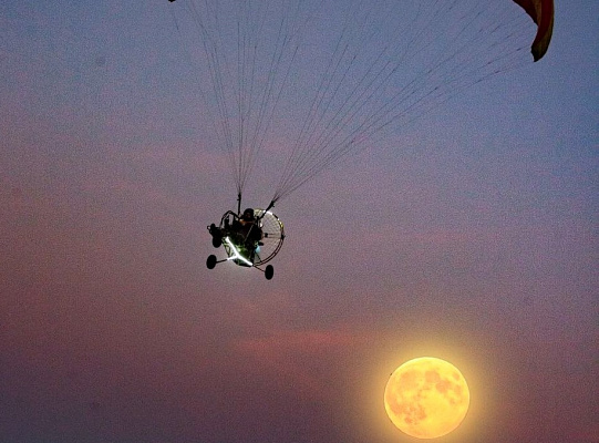 Полёт с инструктором на параплане в Красноярске. Ultra Подарки. Полёт с инструктором на параплане в Красноярске. Попробуйте полёт на двухместном параплане над столицей. Сервис: UltraPodarki.ru 8 800 505 95 30. Полёт на параплане, полёт на параплане Красноярск, полёт с инструктором на параплане Красноярск, полёт с инструктором на параплане, параплан Красноярск, параплан, парапланеризм Красноярск, купить параплан Красноярск