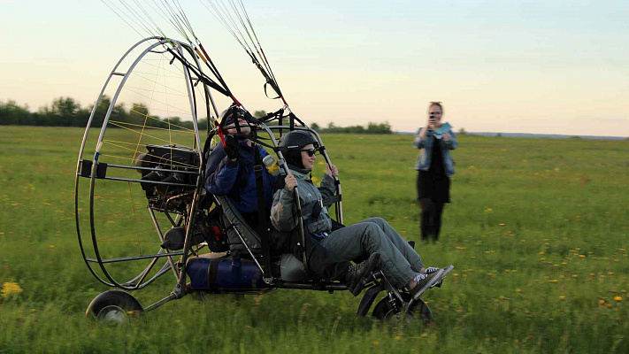 Полёт с инструктором на параплане в Красноярске. Ultra Подарки. Полёт с инструктором на параплане в Красноярске. Попробуйте полёт на двухместном параплане над столицей. Сервис: UltraPodarki.ru 8 800 505 95 30. Полёт на параплане, полёт на параплане Красноярск, полёт с инструктором на параплане Красноярск, полёт с инструктором на параплане, параплан Красноярск, параплан, парапланеризм Красноярск, купить параплан Красноярск