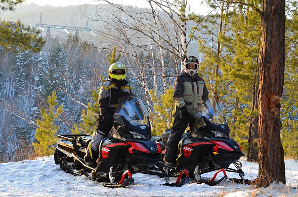 Катание на снегоходах в Красноярске в подарок. Сервис Ultra Подарки
. Подарочный сертификат на катание на снегоходах в Красноярске с друзьями. Закажите прокат снегоходов в подарок для мужчины по привлекательным ценам. Живописные маршруты для езды на снегоходах это отличная возможность активного отдыха. Сервис UltraPodarki.ru 8 800 505 95 30. катание на снегоходах, подарочный сертификат на катание на снегоходе, прокат снегоходов, прокат снегоходов Красноярск, катание на снегоходах Красноярск, езда на снегоходе