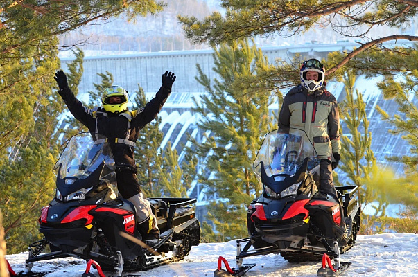 Катание на снегоходах в Красноярске в подарок. Сервис Ultra Подарки
. Подарочный сертификат на катание на снегоходах в Красноярске с друзьями. Закажите прокат снегоходов в подарок для мужчины по привлекательным ценам. Живописные маршруты для езды на снегоходах это отличная возможность активного отдыха. Сервис UltraPodarki.ru 8 800 505 95 30. катание на снегоходах, подарочный сертификат на катание на снегоходе, прокат снегоходов, прокат снегоходов Красноярск, катание на снегоходах Красноярск, езда на снегоходе