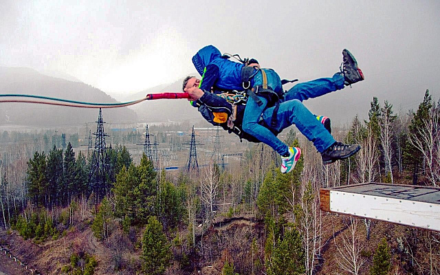 Роупджампинг - прыжки с верёвкой в Красноярске. Подарочные сертификаты Ultra Подарки. Роупджампинг в Красноярске - Экстремальный оригинальный подарок или подарочный сертификат на Роупджампинг - прыжки с верёвкой. Сервис UltraPodarki.ru 8-800-505-95-30. роупджампинг Красноярск, прыжок веревка Красноярск, роупджампинг, прыжок веревка, прыжок с веревкой, Подарок, подарочный сертификат, экстрим, экстремальный подарок