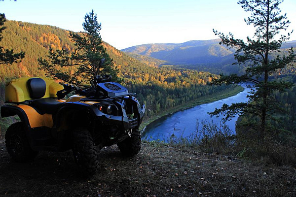 Прокат квадроциклов летом в Красноярске. Сервис Ultra Подарки. Подарочный сертификат на прокат квадроциклов летом и зимой в Красноярске. Закажите катание на квадроциклах недорого и наслаждайтесь активным отдыхом с друзьями. Выбирайте живописные маршруты для езды на квадроциклах. Сервис UltraPodarki.ru 8800-505-9530. Катание на квадроциклах, Прокат квадроциклов, езда на квадроцикле, прокат квадроциклов Красноярск, катание на квадроциклах Красноярск, Катание на квадроциклах зимой, Катание на квадроциклах летом, Сертификат на катание на квадроциклах 

