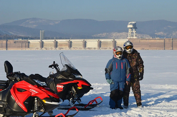 Катание на снегоходах в Красноярске в подарок. Сервис Ultra Подарки
. Подарочный сертификат на катание на снегоходах в Красноярске с друзьями. Закажите прокат снегоходов в подарок для мужчины по привлекательным ценам. Живописные маршруты для езды на снегоходах это отличная возможность активного отдыха. Сервис UltraPodarki.ru 8 800 505 95 30. катание на снегоходах, подарочный сертификат на катание на снегоходе, прокат снегоходов, прокат снегоходов Красноярск, катание на снегоходах Красноярск, езда на снегоходе