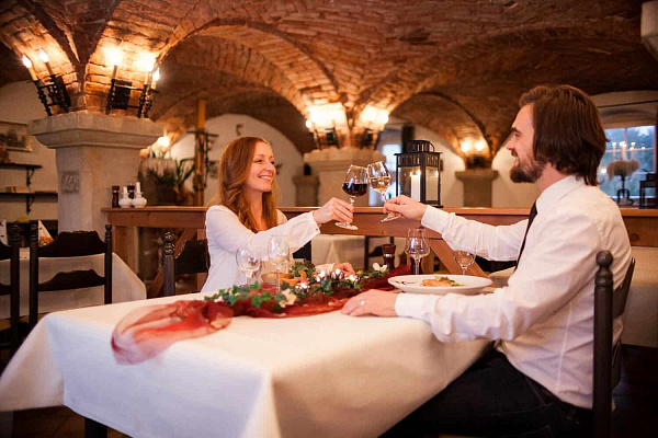 Романтическое свидание в ресторане в Красноярске. Ultra Подарки. Купить романтическое свидание в ресторане в Красноярске. Подарите самым близким незабываемые моменты и признайтесь в искренних чувствах. Сервис UltraPodarki.ru 8-800-505-95-30. Романтическое свидание в ресторане в Красноярске, свидание в Красноярске, свидание в ресторане, сертификат на свидание в ресторане, сертификат на свидание в Красноярске, купить свидание, купить свидание Красноярск, первое свидание, девушка свидание, хороший ресторан, романтический ресторан, романтический вечер, романтический ужин, романтические любимому, романтическая музыка