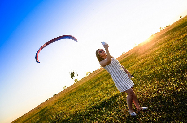 Полёт с инструктором на параплане в Красноярске. Ultra Подарки. Полёт с инструктором на параплане в Красноярске. Попробуйте полёт на двухместном параплане над столицей. Сервис: UltraPodarki.ru 8 800 505 95 30. Полёт на параплане, полёт на параплане Красноярск, полёт с инструктором на параплане Красноярск, полёт с инструктором на параплане, параплан Красноярск, параплан, парапланеризм Красноярск, купить параплан Красноярск