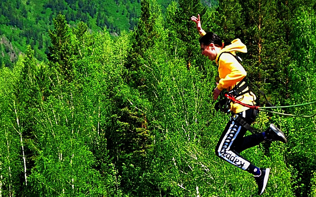 Роупджампинг - прыжки с верёвкой в Красноярске. Подарочные сертификаты Ultra Подарки. Роупджампинг в Красноярске - Экстремальный оригинальный подарок или подарочный сертификат на Роупджампинг - прыжки с верёвкой. Сервис UltraPodarki.ru 8-800-505-95-30. роупджампинг Красноярск, прыжок веревка Красноярск, роупджампинг, прыжок веревка, прыжок с веревкой, Подарок, подарочный сертификат, экстрим, экстремальный подарок