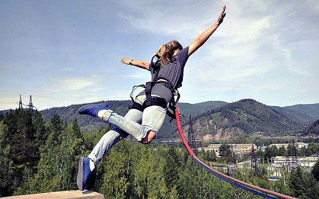 Роупджампинг - прыжки с верёвкой в Красноярске. Подарочные сертификаты Ultra Подарки. Роупджампинг в Красноярске - Экстремальный оригинальный подарок или подарочный сертификат на Роупджампинг - прыжки с верёвкой. Сервис UltraPodarki.ru 8-800-505-95-30. роупджампинг Красноярск, прыжок веревка Красноярск, роупджампинг, прыжок веревка, прыжок с веревкой, Подарок, подарочный сертификат, экстрим, экстремальный подарок