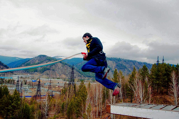 Роупджампинг - прыжки с верёвкой в Красноярске. Подарочные сертификаты Ultra Подарки. Роупджампинг в Красноярске - Экстремальный оригинальный подарок или подарочный сертификат на Роупджампинг - прыжки с верёвкой. Сервис UltraPodarki.ru 8-800-505-95-30. роупджампинг Красноярск, прыжок веревка Красноярск, роупджампинг, прыжок веревка, прыжок с веревкой, Подарок, подарочный сертификат, экстрим, экстремальный подарок