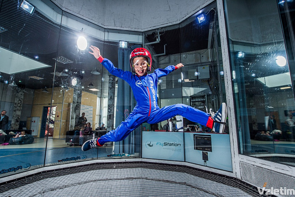 Полёт в аэротрубе  в Красноярске. Ultra Подарки. Полёт в аэротрубе  в Красноярске. Попробуйте полёт в аэротрубе . Сервис: UltraPodarki.ru 8 800 505 95 30. Полёт в аэротрубе , аэротруба Красноярск, полёт Красноярск