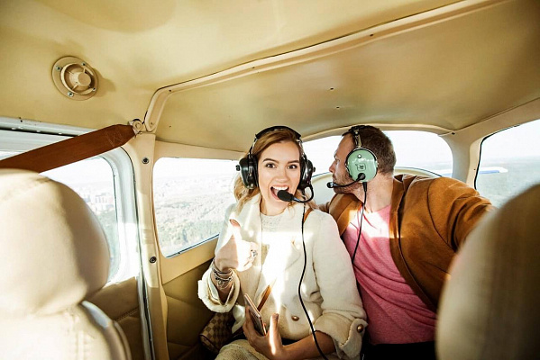 Развлекательный полёт на самолёте. Подарочные сертификаты Ultra Подарки Красноярск. Купить оригинальный подарок или подарочный сертификат на Развлекательный полёт на самолёте. Сервис UltraPodarki.ru Красноярск 8 800 505 95 30. 