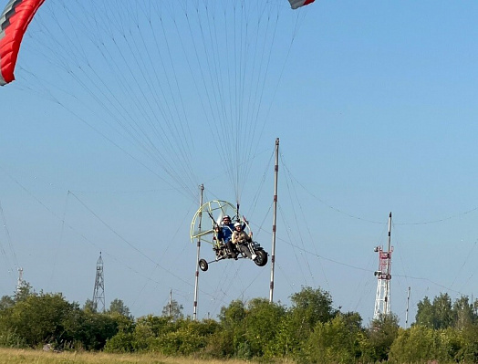 Полёт с инструктором на параплане в Красноярске. Ultra Подарки. Полёт с инструктором на параплане в Красноярске. Попробуйте полёт на двухместном параплане над столицей. Сервис: UltraPodarki.ru 8 800 505 95 30. Полёт на параплане, полёт на параплане Красноярск, полёт с инструктором на параплане Красноярск, полёт с инструктором на параплане, параплан Красноярск, параплан, парапланеризм Красноярск, купить параплан Красноярск