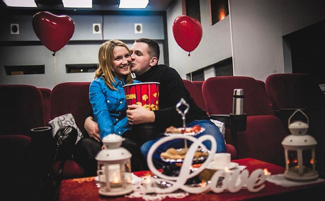 Романтическое свидание в кинотеатре в Красноярске. Ultra Подарки. Купить романтическое свидание в кинотеатре в Красноярске. Подарите самым близким незабываемые моменты и признайтесь в искренних чувствах. Сервис UltraPodarki.ru 8-800-505-95-30. Романтическое свидание в кинотеатре в Красноярске, свидание в Красноярске, свидание в кинотеатре, сертификат на свидание в кинотеатре, сертификат на свидание в Красноярске, купить свидание, купить свидание Красноярск, первое свидание, девушка свидание, хороший кинотеатре, романтический кинотеатре, романтический вечер, романтический ужин, романтические любимому, романтическая музыка