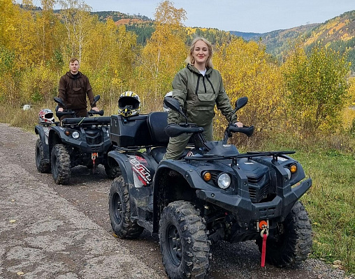 Прокат квадроциклов летом в Красноярске. Сервис Ultra Подарки. Подарочный сертификат на прокат квадроциклов летом и зимой в Красноярске. Закажите катание на квадроциклах недорого и наслаждайтесь активным отдыхом с друзьями. Выбирайте живописные маршруты для езды на квадроциклах. Сервис UltraPodarki.ru 8800-505-9530. Катание на квадроциклах, Прокат квадроциклов, езда на квадроцикле, прокат квадроциклов Красноярск, катание на квадроциклах Красноярск, Катание на квадроциклах зимой, Катание на квадроциклах летом, Сертификат на катание на квадроциклах 

