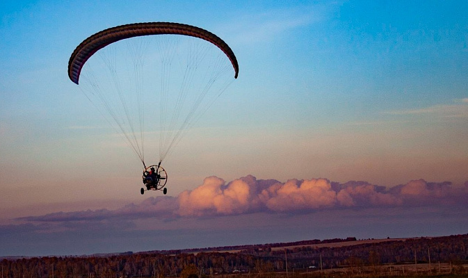 Полёт с инструктором на параплане в Красноярске. Ultra Подарки. Полёт с инструктором на параплане в Красноярске. Попробуйте полёт на двухместном параплане над столицей. Сервис: UltraPodarki.ru 8 800 505 95 30. Полёт на параплане, полёт на параплане Красноярск, полёт с инструктором на параплане Красноярск, полёт с инструктором на параплане, параплан Красноярск, параплан, парапланеризм Красноярск, купить параплан Красноярск