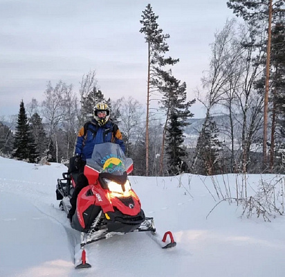 Катание на снегоходах в Красноярске в подарок. Сервис Ultra Подарки
. Подарочный сертификат на катание на снегоходах в Красноярске с друзьями. Закажите прокат снегоходов в подарок для мужчины по привлекательным ценам. Живописные маршруты для езды на снегоходах это отличная возможность активного отдыха. Сервис UltraPodarki.ru 8 800 505 95 30. катание на снегоходах, подарочный сертификат на катание на снегоходе, прокат снегоходов, прокат снегоходов Красноярск, катание на снегоходах Красноярск, езда на снегоходе