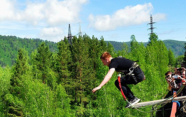 Роупджампинг - прыжки с верёвкой в Красноярске. Подарочные сертификаты Ultra Подарки. Роупджампинг в Красноярске - Экстремальный оригинальный подарок или подарочный сертификат на Роупджампинг - прыжки с верёвкой. Сервис UltraPodarki.ru 8-800-505-95-30. роупджампинг Красноярск, прыжок веревка Красноярск, роупджампинг, прыжок веревка, прыжок с веревкой, Подарок, подарочный сертификат, экстрим, экстремальный подарок