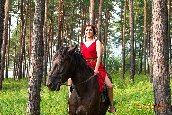 Конная прогулка в Красноярске. Подарочные сертификаты Ultra Подарки. Купить оригинальный подарок или подарочный сертификат на Конная прогулка в Красноярске. Сервис UltraPodarki.ru 8-800-505-9530. Катание на лошадях, Прогулка на лошади, Прогулка на лошадях для двоих, Конная прогулка, конный клуб, Конный клуб Альтаир, Альтаир Конный двор, конная прогулка, конная прогулка в Красноярске