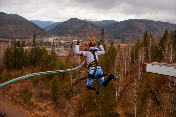 Роупджампинг - прыжки с верёвкой в Красноярске. Подарочные сертификаты Ultra Подарки. Роупджампинг в Красноярске - Экстремальный оригинальный подарок или подарочный сертификат на Роупджампинг - прыжки с верёвкой. Сервис UltraPodarki.ru 8-800-505-95-30. роупджампинг Красноярск, прыжок веревка Красноярск, роупджампинг, прыжок веревка, прыжок с веревкой, Подарок, подарочный сертификат, экстрим, экстремальный подарок