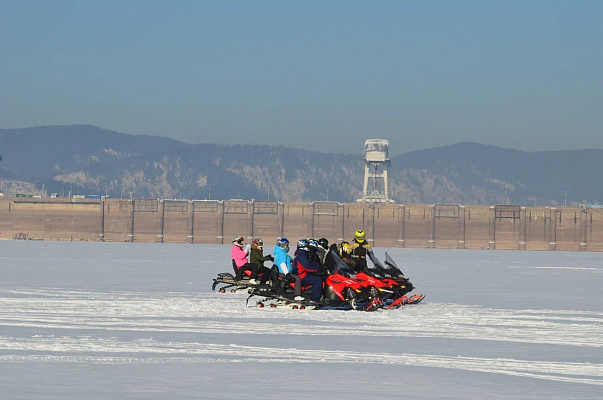 Катание на снегоходах в Красноярске в подарок. Сервис Ultra Подарки
. Подарочный сертификат на катание на снегоходах в Красноярске с друзьями. Закажите прокат снегоходов в подарок для мужчины по привлекательным ценам. Живописные маршруты для езды на снегоходах это отличная возможность активного отдыха. Сервис UltraPodarki.ru 8 800 505 95 30. катание на снегоходах, подарочный сертификат на катание на снегоходе, прокат снегоходов, прокат снегоходов Красноярск, катание на снегоходах Красноярск, езда на снегоходе