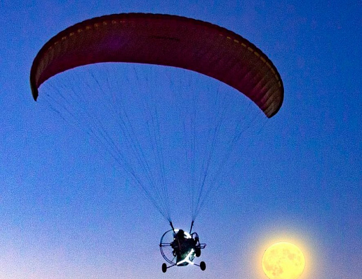 Полёт с инструктором на параплане в Красноярске. Ultra Подарки. Полёт с инструктором на параплане в Красноярске. Попробуйте полёт на двухместном параплане над столицей. Сервис: UltraPodarki.ru 8 800 505 95 30. Полёт на параплане, полёт на параплане Красноярск, полёт с инструктором на параплане Красноярск, полёт с инструктором на параплане, параплан Красноярск, параплан, парапланеризм Красноярск, купить параплан Красноярск