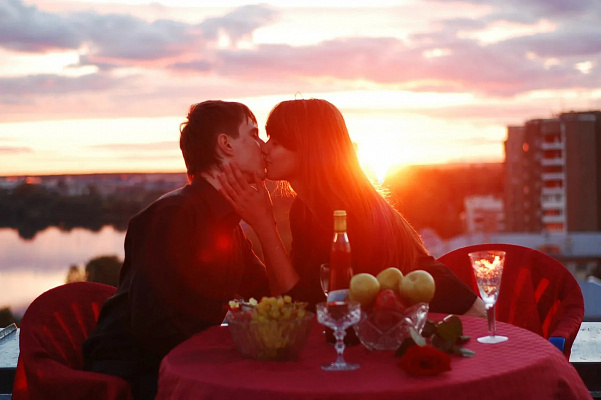 Романтическое свидание на крыше в Красноярске. Ultra Подарки. Купить романтическое свидание на крыше в Красноярске. Подарите самым близким незабываемые моменты и почувствуйте друг друга ещё ближе. Сервис UltraPodarki.ru 8 800 505 95 30. Романтическое свидание на крышев Красноярске, свидание на крышев Красноярске, свидание, сертификат на свидание на крыше, сертификат на свидание в Красноярске, купить свидание на крыше, купить свидание Красноярск