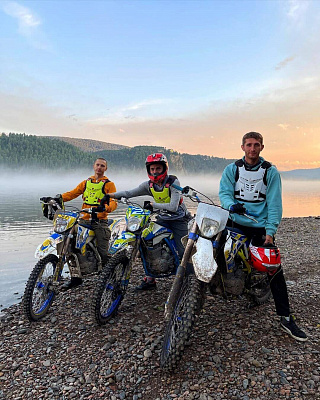 Катание на мотоцикле в Красноярске. ULTRA ПОДАРКИ. Купить катание на мотоцикле в Красноярске. Попробовав езду на мотоциклах, вы получите порцию адреналина и невероятные эмоции. Сервис: UltraPodarki.ru 8 800 505 95 30.. Катание на мотоцикле в Красноярске, прокат мотоциклов Красноярск, катание на мотоциклах, прокат мотоцикла, езда на мотоцикле Красноярск, езда на мотоцикле, мотопрогулка Красноярск, мотопрогулка